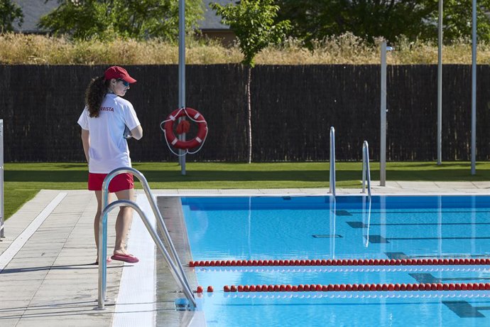 Archivo - Arxiu - Imatge d'arxiu de socorrista junt amb una piscina