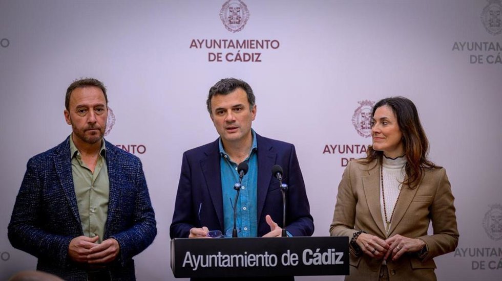 Archivo - El alcalde de Cádiz, Bruno García, junto a la presidenta de Procasa y concejala de Vivienda y Desarrollo Sostenible, Ana Sanjuán, y el teniente de alcalde delegado de Urbanismo,  José Manuel Cossi, en rueda de prensa.