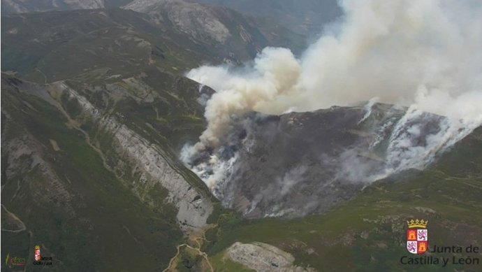 Vista aérea del incendio producido en Canseco (León).