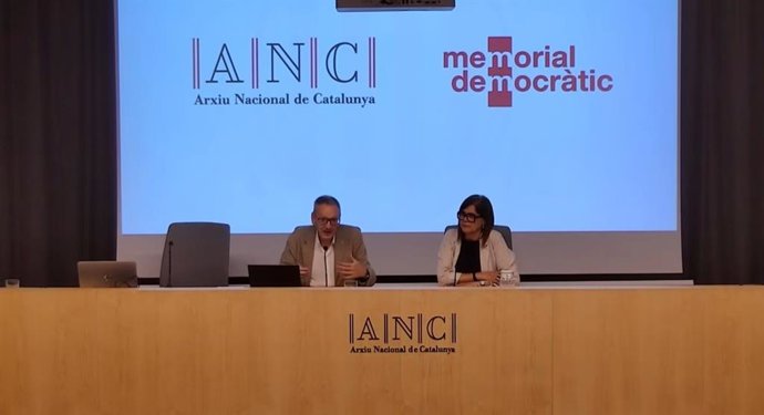 Jordi Font i Pilar Cuevas en la presentació de la base de dades 