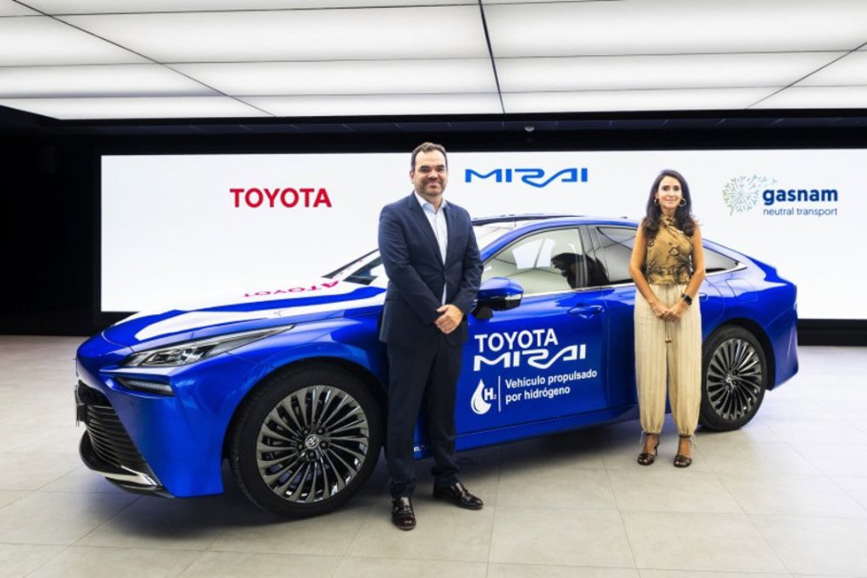 Toyota España y Gasnam impulsan el hidrógeno con la cesión de un Toyota Mirai