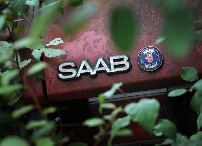 Archivo - FILED - 07 September 2011, Hamburg: FILE PHOTO - The Saab logo is pictured on the trunk of a car in a junkyard in Hamburg. Photo: Christian Charisius/dpa