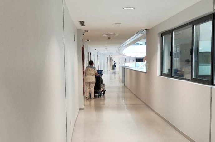 Archivo - Trabajadora de la limpieza en un hospital. Archivo.