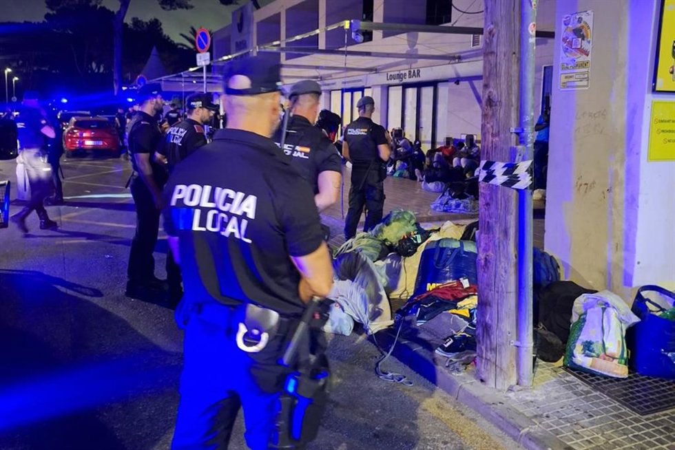 Un operativo con 50 policías interviene material de venta ambulante equivalente a cinco contenedores en Platja de Palma.