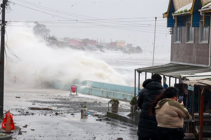 Penco, 16 de julio de 2026 Pescadores del sector Cerro Verde Bajo, intentan rescatar sus botes que son arrastrados por la la marea que ingreso hasta la calle. Carlos Acuna/Aton Chile