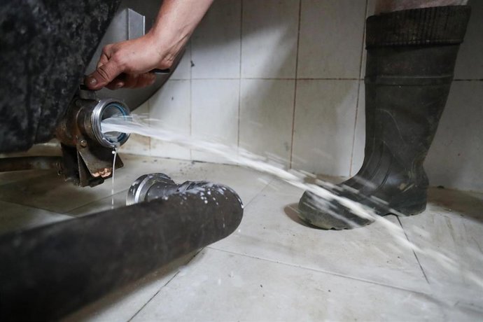 Archivo - Un ganadero de A Silveira vacía su tanque de leche, a 7 de abril de 2026, en Ribadeo, Lugo, Galicia (España). Desde el 1 de abril, dos de esas cuatro granjas se ven obligadas a tirar la leche a falta de otra industria que se la compre; llevan va