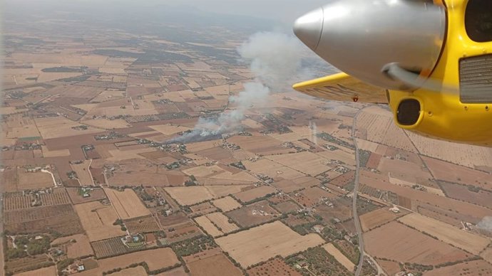 Medios aéreos y terrestres combaten un incendio agrícola declarado en un hotel rural de Campos