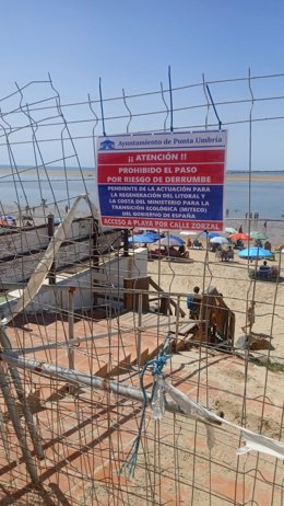 Cartel que prohibe el acceso de un tramo en El Portil.