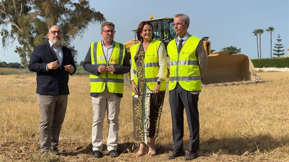 El subdelegado del Gobierno, en el centro, junto a la alcaldesa de Espartinas en el acto de inicio de las obras de un nuevo tramo de la SE-40