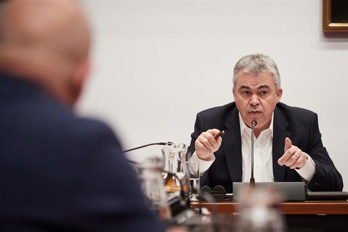 Archivo - El exsecretario de organización del PSOE Santos Cerdán comparece en la Comisión de Investigación sobre adjudicaciones públicas del Parlamento de Navarra, a 11 de febrero de 2026, en Pamplona, Navarra (España). 
