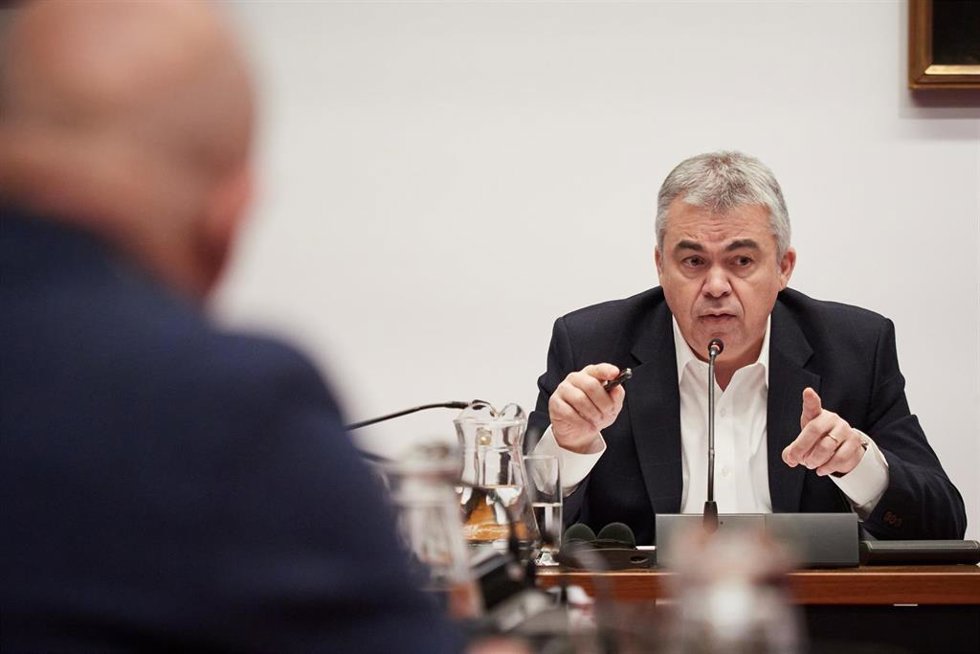 Archivo - El exsecretario de organización del PSOE Santos Cerdán comparece en la Comisión de Investigación sobre adjudicaciones públicas del Parlamento de Navarra, a 11 de febrero de 2026, en Pamplona, Navarra (España). 