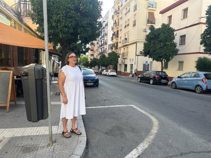 La concejal de Con Andalucía en el Ayuntamiento de Huelva, Mónica Rossi, en la avenida San Antonio.
