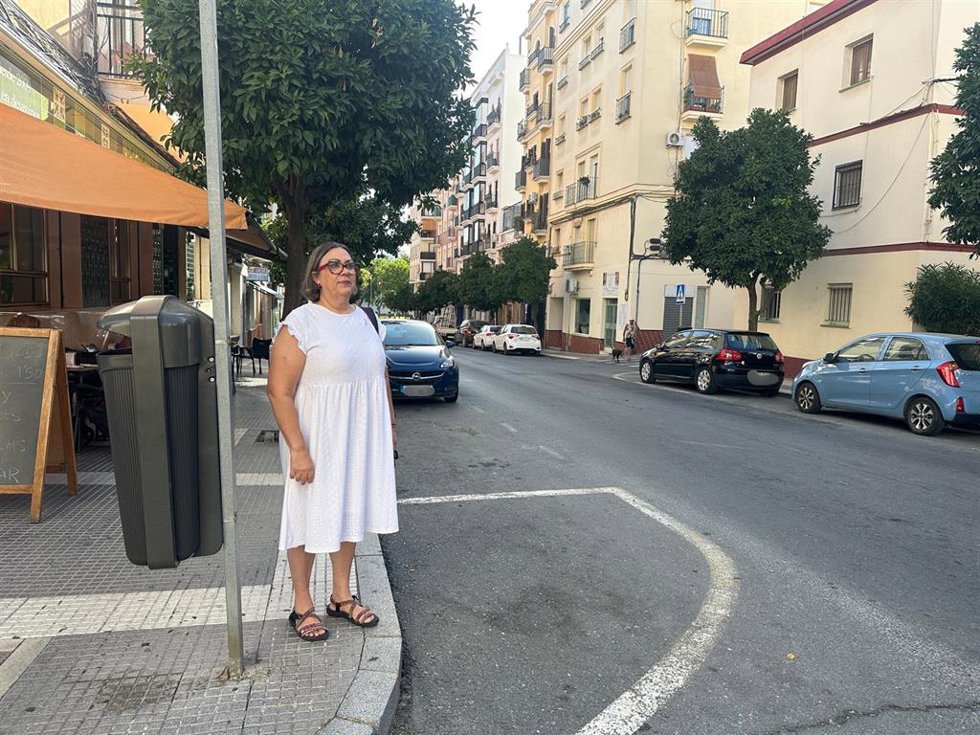 La concejal de Con Andalucía en el Ayuntamiento de Huelva, Mónica Rossi, en la avenida San Antonio.