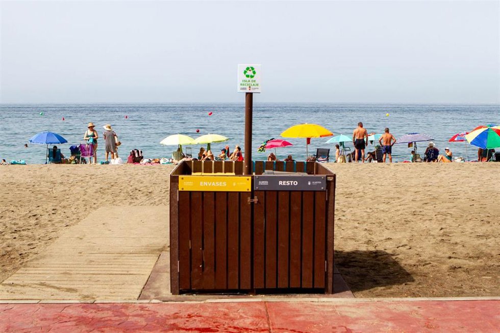 Una de las nuevas islas de reciclaje instalada en la playa de El Zapillo en Almería.