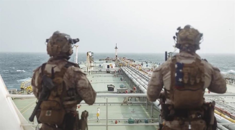 Militares de EEUU en un barco abordado en el estrecho de Ormuz