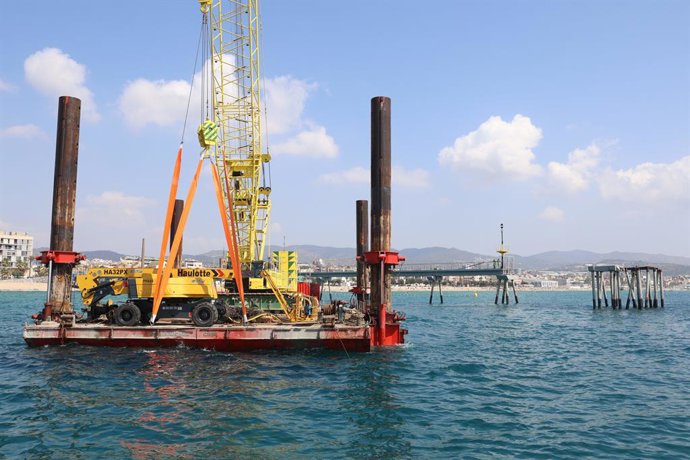 Instal·lació de la pontona al pont del Petroli de Badalona (Barcelona)