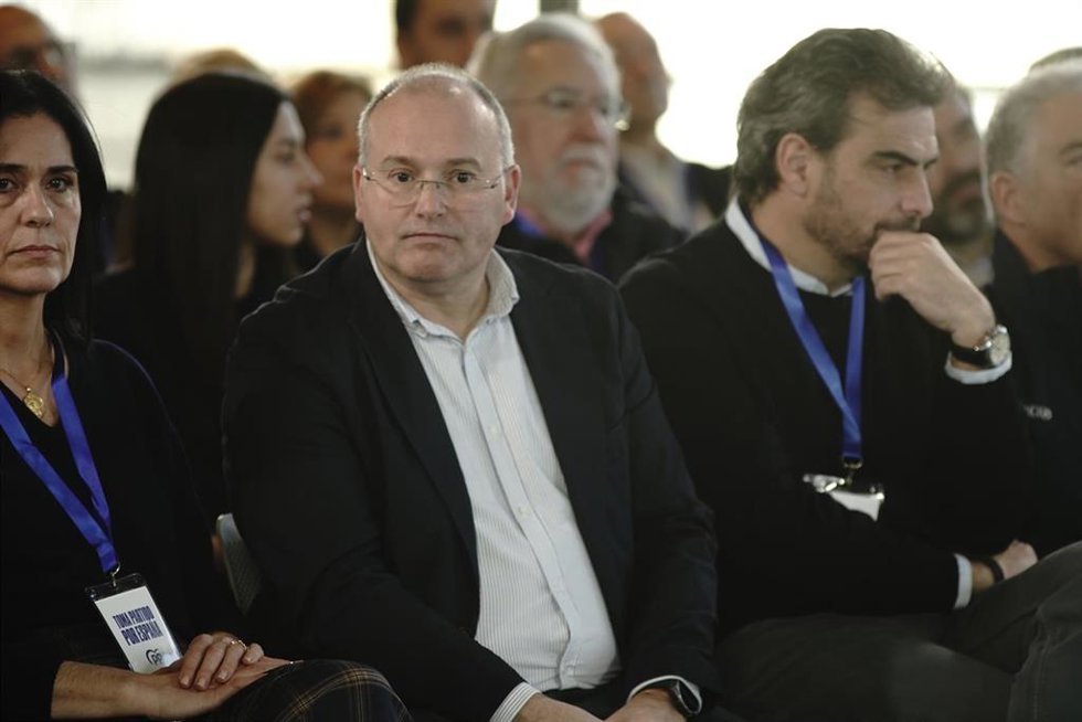 Archivo - El presidente provincial del PP de A Coruña, Diego Calvo, el secretario general del PP, Miguel Tellado, durante la apertura de la 28 Interparlamentaria del PP, en el Palexco, a 10 de enero de 2026, en A Coruña, Galicia (España). 