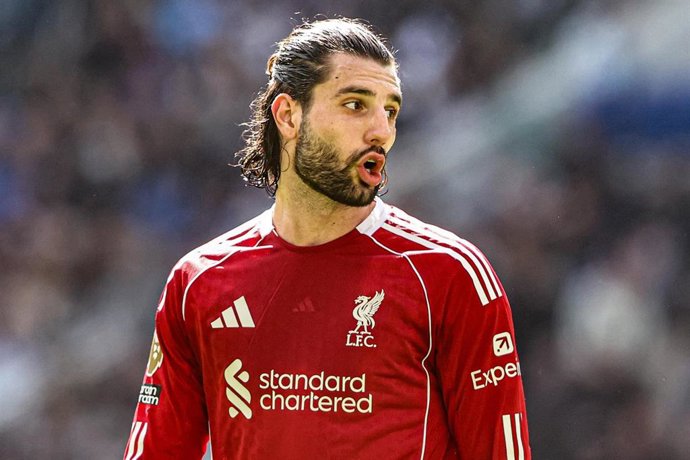 Archivo - El centrocampista del Liverpool Dominik Szoboszlai en el partido contra el Everton en el derbi de la ciudad de la Premier League.