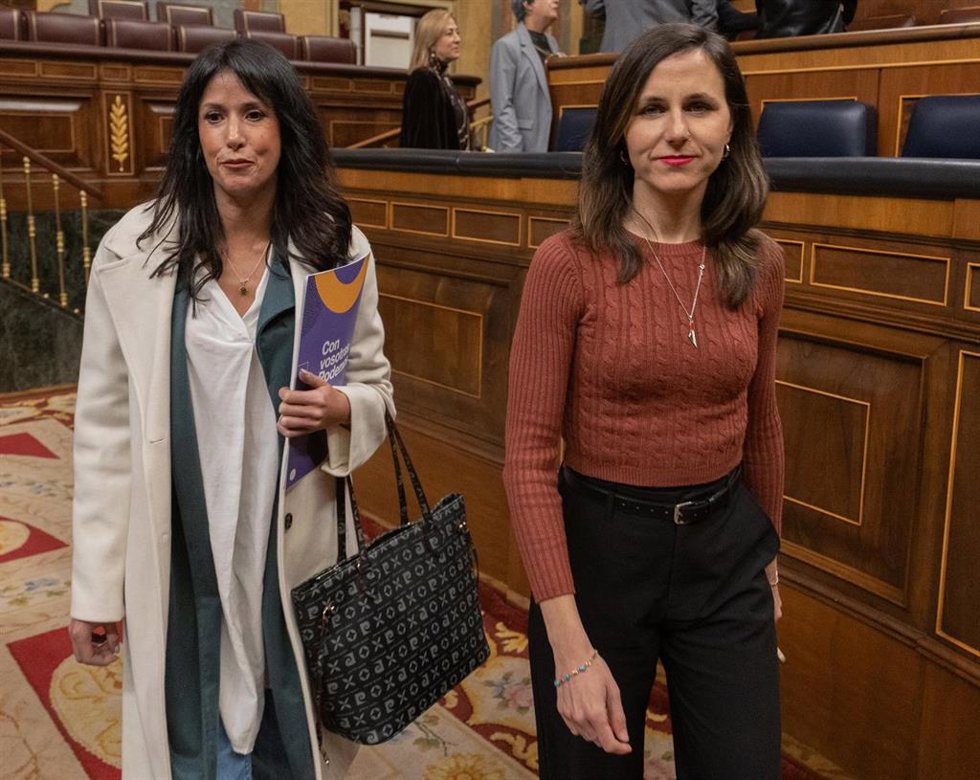 Archivo - La diputada de Podemos Martina Velarde (i) y la secretaria general de Podemos, Ione Belarra (d), a su llegada a una sesión plenaria en el Congreso de los Diputados, a 24 de febrero de 2026, en Madrid (España). 