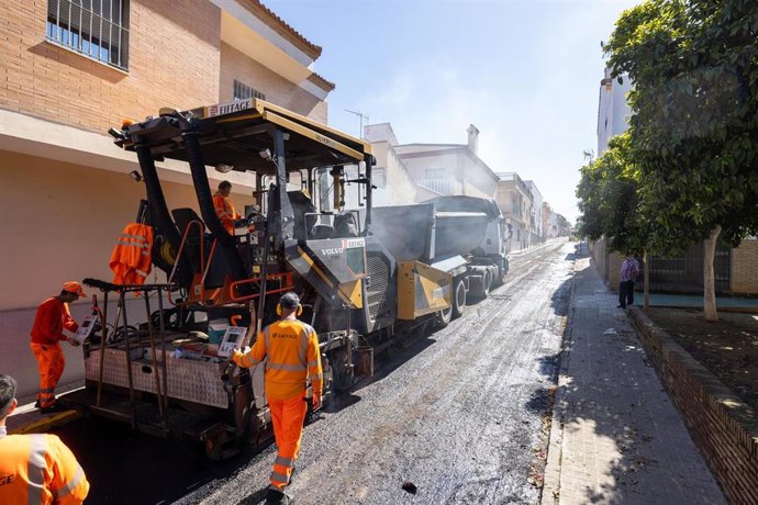 Los servicios del Plan de Asfaltado de Mairena del Aljarafe (Sevilla) actúan en la ciudad.