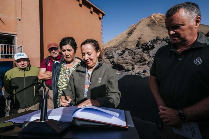 La presidenta del Cabildo de Tenerife, Rosa Dávila, firma el acta de reapertura del refugio de Altavista