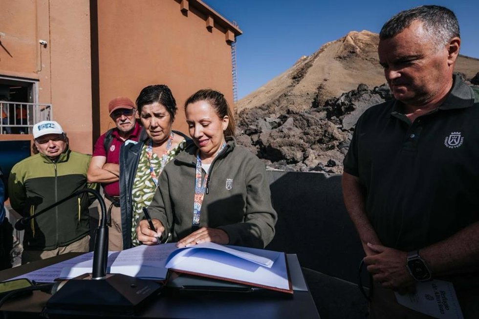 La presidenta del Cabildo de Tenerife, Rosa Dávila, firma el acta de reapertura del refugio de Altavista