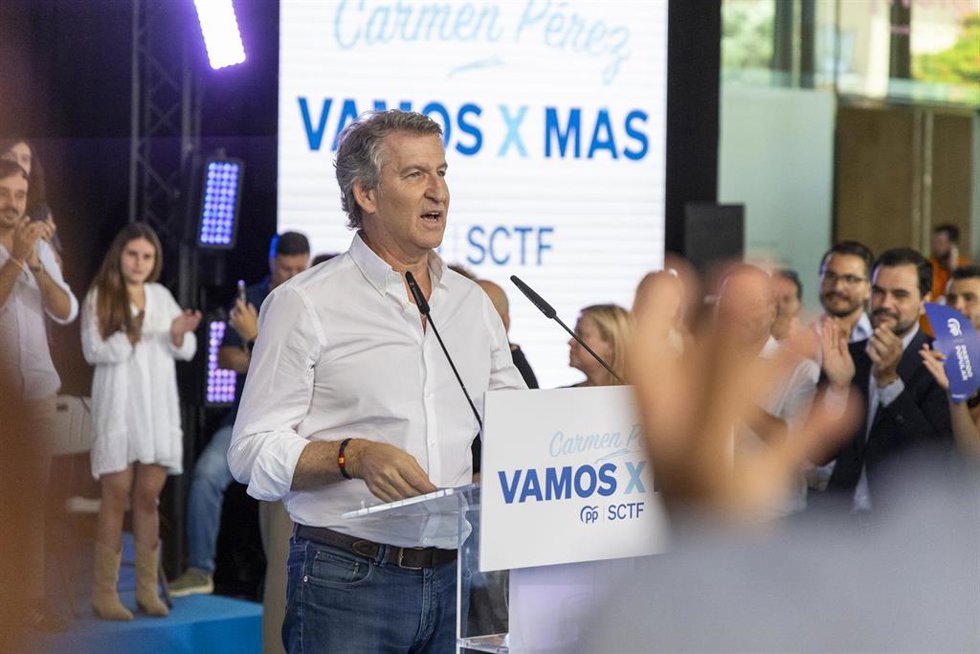 El presidente del Partido Popular, Alberto Núñez Feijóo, durante la presentación oficial de Carmen Pérez como candidata del Partido Popular a la alcaldía de Santa Cruz de Tenerife, a 17 de julio de 2026, en Santa Cruz de Tenerife, Islas Canarias (España).