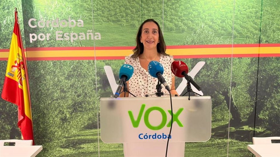 La diputada autonómica y portavoz adjunta del Grupo Parlamentario Vox Andalucía, Paula Badanelli, en rueda de prensa.