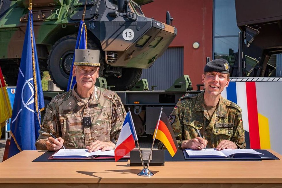 El jefe del Estado Mayor del Ejército de Tierra francés, el general Pierre Schill, y el inspector del Ejército alemán, el teniente general Christian Freuding, firman la declaración de capacidad inicial de la Brigada Franco-Alemana en el este de la OTAN.