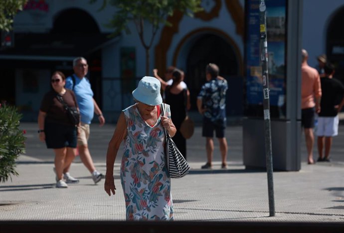 Varias personas se protegen del sol con sombreros. Archivo.