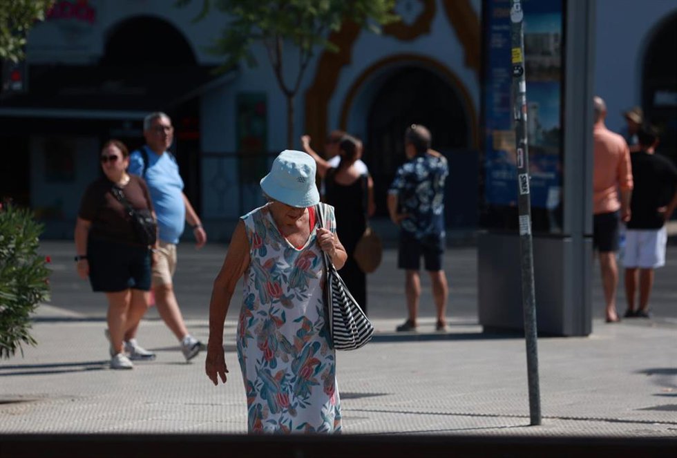Varias personas se protegen del sol con sombreros. Archivo.