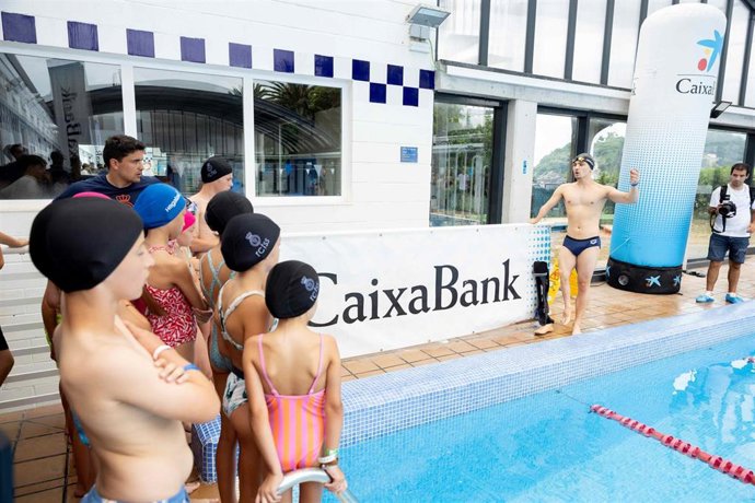 Iñigo Llopis reúne a más de 80 niñas y niños en la piscina del Real Club Tenis de San Sebastián de la mano de CaixaBank.