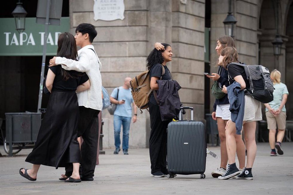Archivo - Varios turistas en el centro de Barcelona, a 17 de septiembre de 2024, en Barcelona, Catalunya (España). 