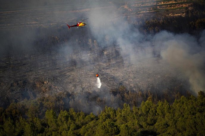 Helicóptero bombardero trabaja en las tareas de extinción del incendio en Pla de Manlleu, a 8 de julio de 2026, en Pla de Manlleu, Aiguamurcia, Tarragona, Catalunya (España). 