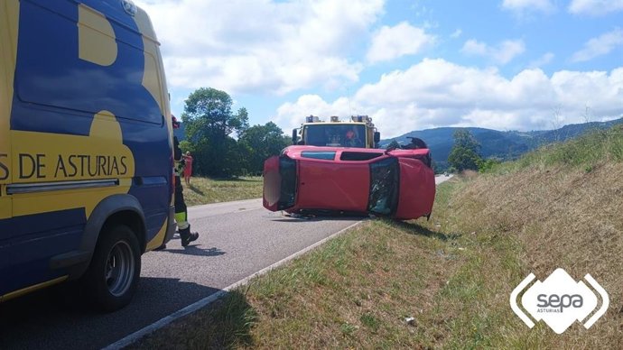 Un herido al volvar su coche en Pravia.