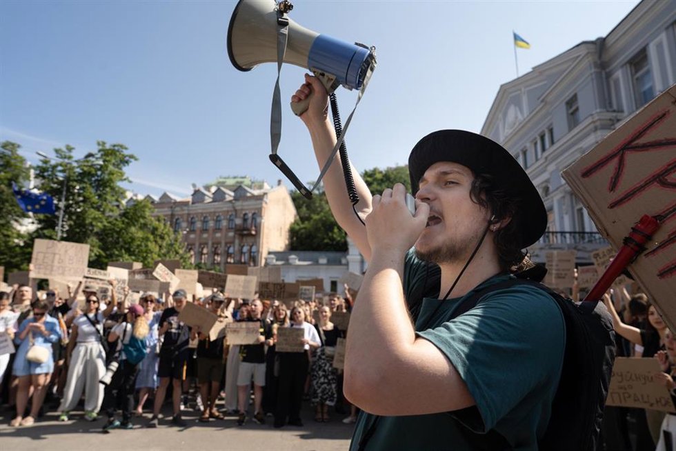  Un manifestante grita con megáfono en una protesta por la decisión del presidente ucraniano, Volodimir Zelenski, de destituir al ministro de Defensa, Mijailo Fedorov. 