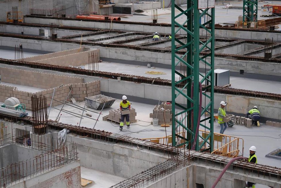 Archivo - Varios trabajadores en las obras del antiguo Mercat del Peix, a 1 de abril de 2026, en Barcelona, Catalunya (España). Estos trabajos forman parte del gran proyecto científico-urbanístico ‘Ciutadella del Coneixemen’, que está transformando el ant