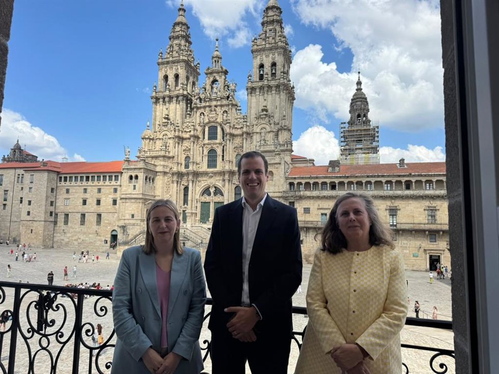 El director de Red y Estrategia de Vueling, Jordi Pla, con la concejala de Turismo del Ayuntamiento de Santiago, Miriam Louzao