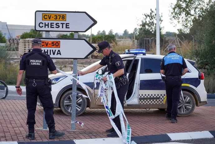 Archivo - Varios policías abren el acceso a Cheste por la A-3 tras el paso de la dana, a 7 de noviembre de 2024, en Cheste, Valencia. ARCHIVO. 