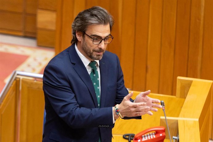 El conselleiro de Presidencia, Xustiza e Deportes, Diego Calvo, responde a una pregunta parlamentaria.