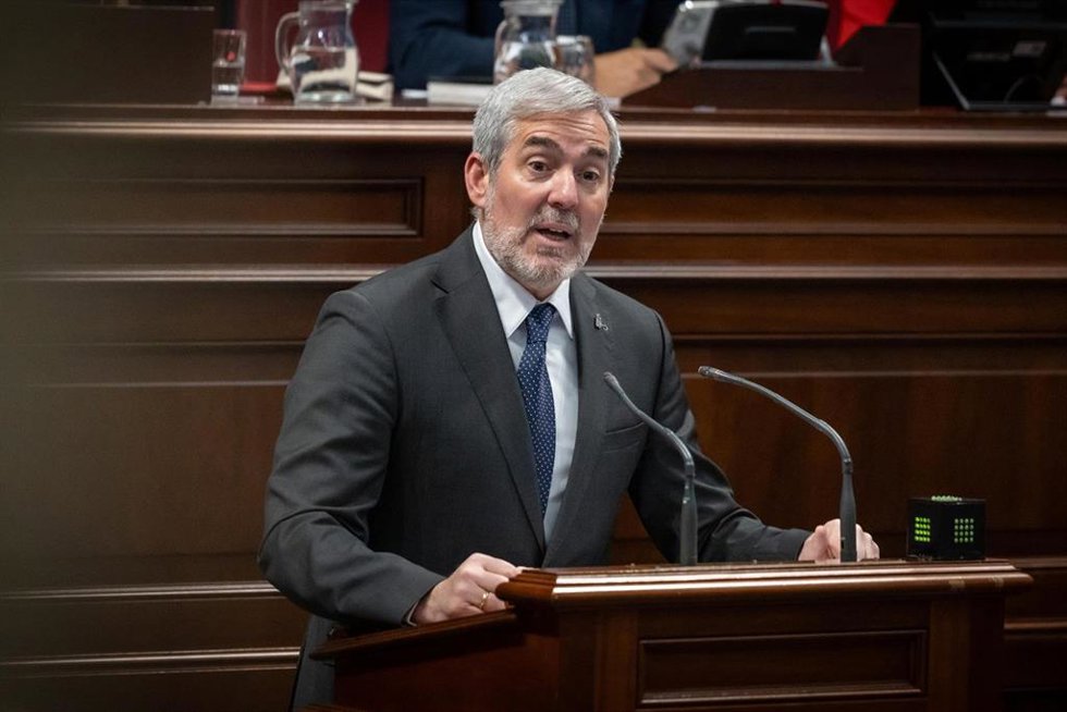 Archivo - El presidente de Canarias, Fernando Clavijo, interviene durante un pleno en el Parlamento de Canarias, a 13 de mayo de 2026, en Santa Cruz de Tenerife, Tenerife, Canarias (España). Clavijo comparece a petición propia para informar sobre la gesti