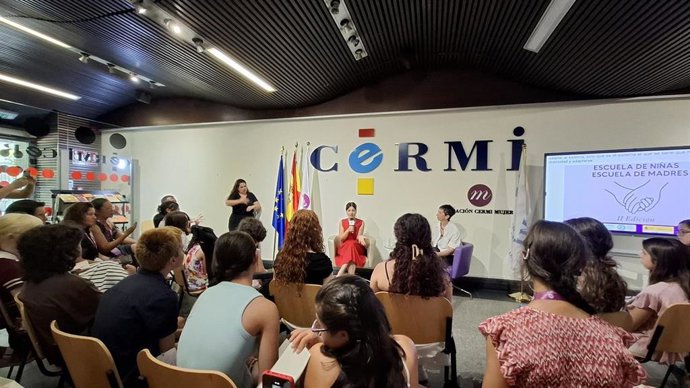 Niñas y adolescentes con discapacidad de la II Escuela de Niñas y Escuela de Madres de Fundación CERMI Mujeres junto a la ministra Sira Rego.