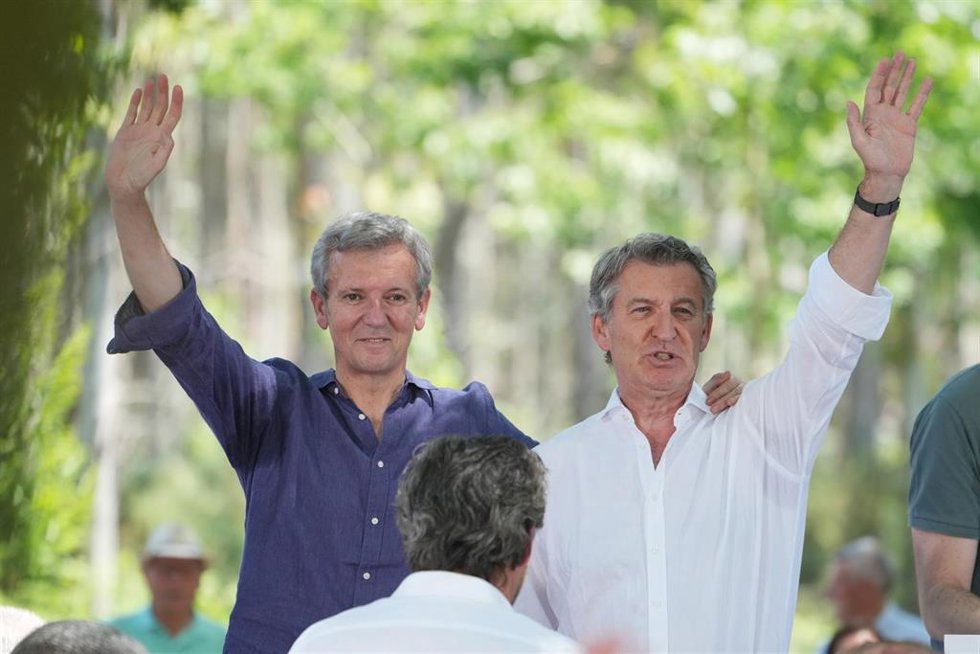 Archivo - (I-D) El presidente de la Xunta de Galicia, Alfonso Rueda, el presidente del Partido Popular, Alberto Núñez Feijóo, durante la romería que organiza el PP provincial de A Coruña, a 13 de junio de 2026, en O Pino, A Coruña, Galicia (España). La ya