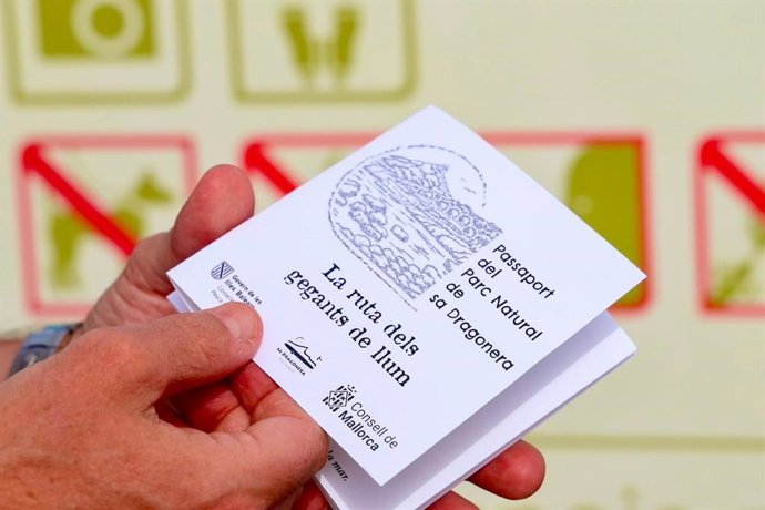 El Consell estrena un pasaporte para recorrer la 'Ruta dels Gegants de Llum' de sa Dragonera.