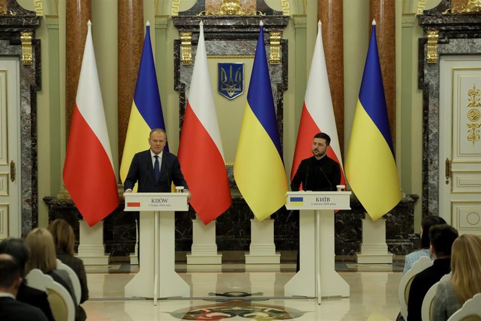 Archivo - El presidente de Ucrania, Volodimir Zelenski, y el primer ministro polaco, Donald Tusk