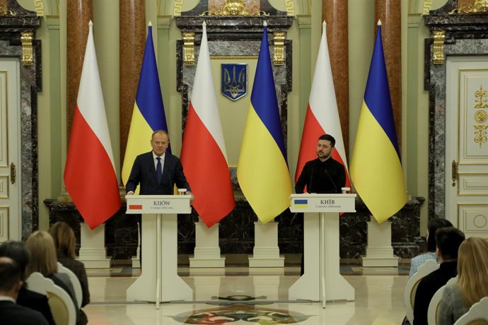 Archivo - Arquivo - 5 de fevereiro de 2026, Kiev, Ucrânia: O presidente da Ucrânia, Volodymyr Zelenskyy (à direita), e o primeiro-ministro da República da Polônia, Donald Tusk, falam à imprensa durante uma coletiva conjunta após sua reunião em Kiev, na Uc