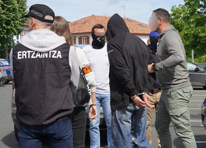 Archivo - Un detenido en manos de la Ertzaintza (archivo)