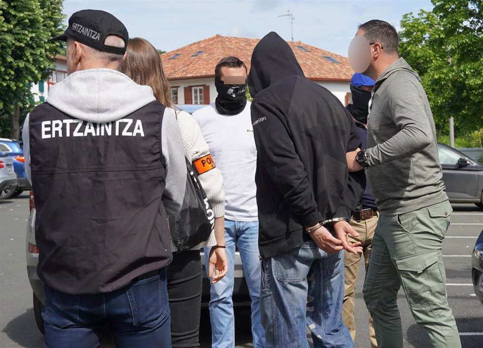 Archivo - Un detenido en manos de la Ertzaintza (archivo)