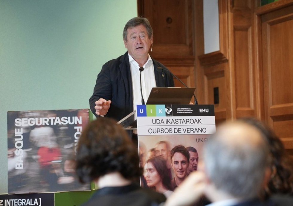 El consejero, Bingen Zupiria, en la clausura del curso de verano de la EHU 'Basque Segurtasun Foroa: Seguridad Integral y Comunidad'