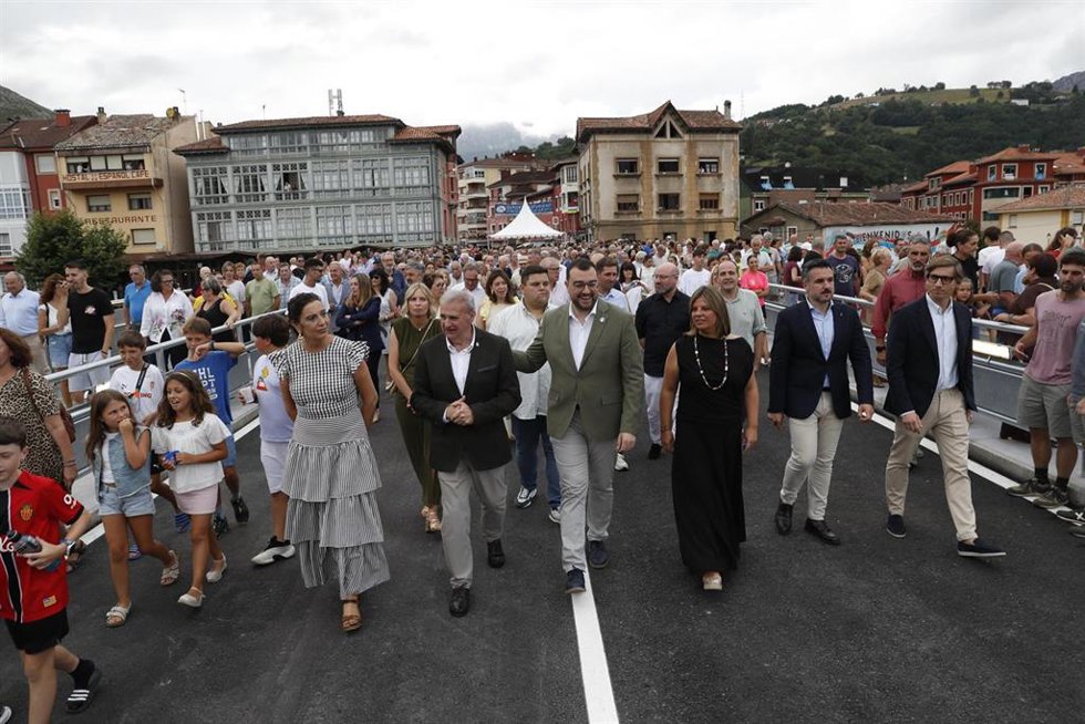 Inaugurado el nuevo puente Emilio Llamedo, en Arriondas, tras una inversión de 5,5 millones.